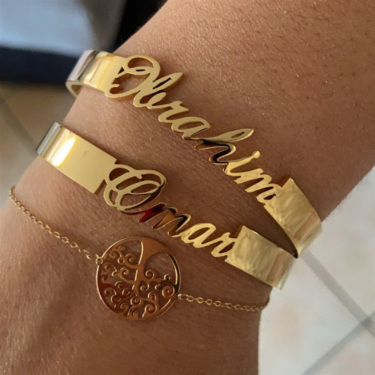 Elegant custom name bracelet in gold featuring personalized names for a unique accessory