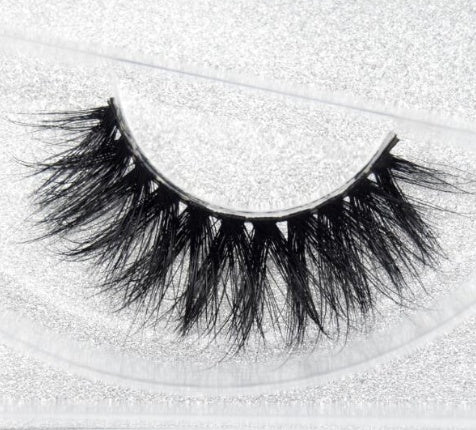 Long-lasting faux lashes from youbuyforme featuring a dramatic, full design for enhanced volume