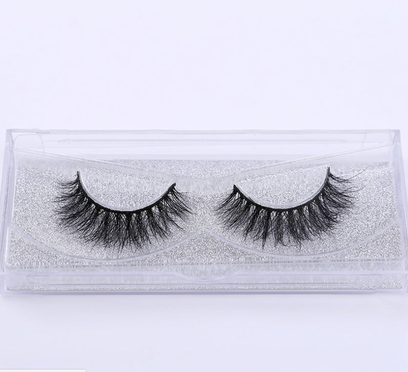 Long-lasting faux lashes in a stylish transparent case for intense, dramatic eye looks