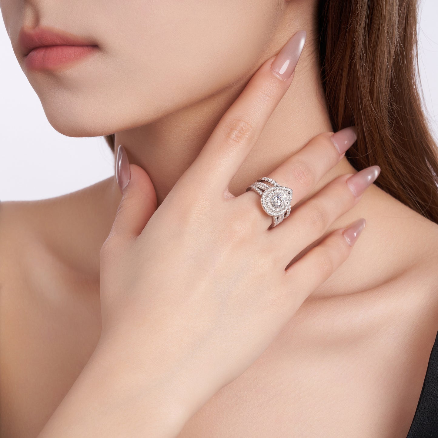 Engraved With Top-quality Moissanite, Exquisite S925 Silver Ring With Electroplated Platinum.